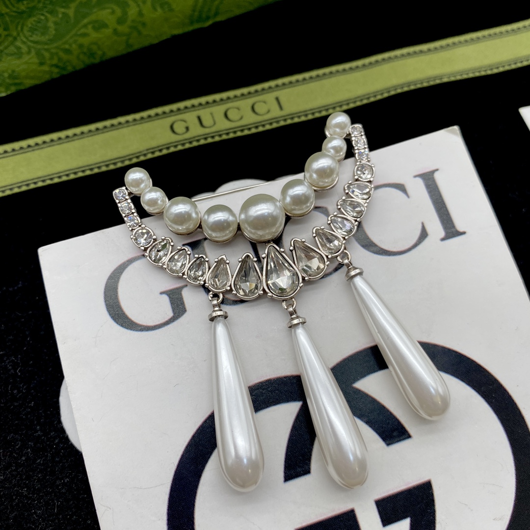 G design diamond brooch