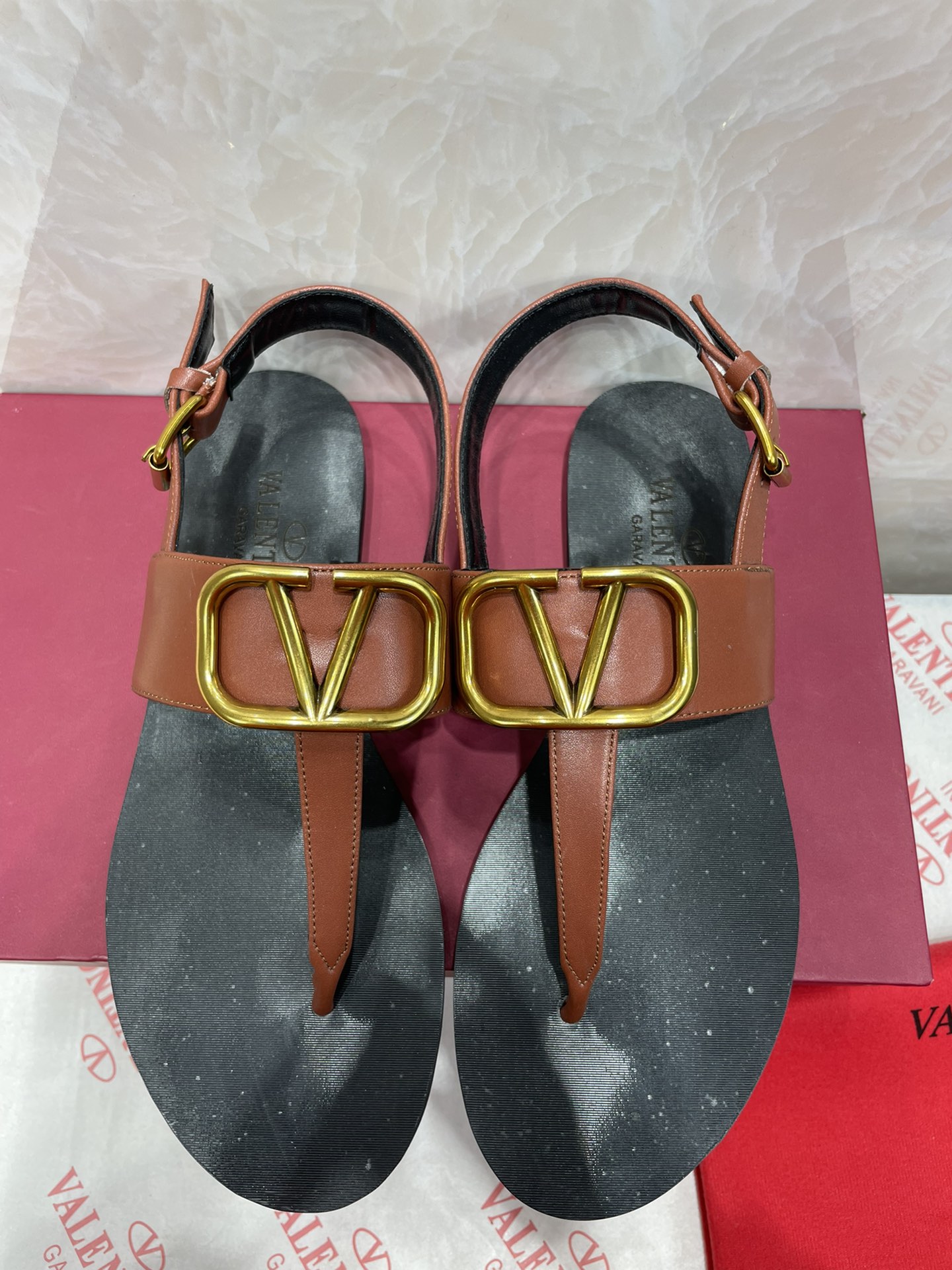 V styleclip-on sandals with straps