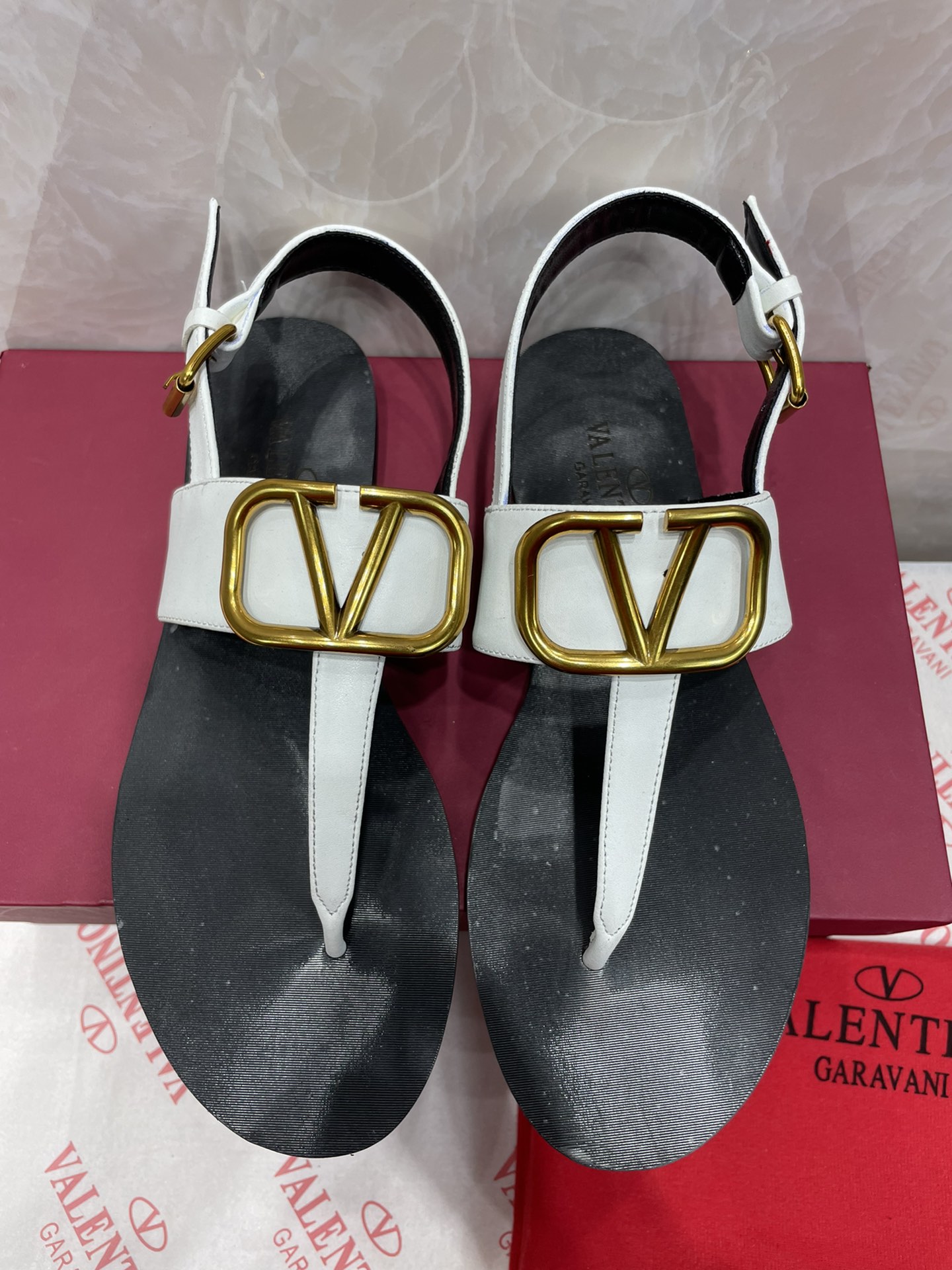 V styleclip-on sandals with straps