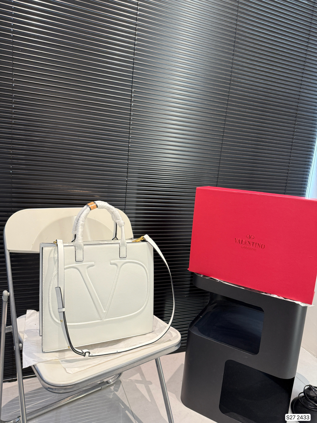 V design classic tote bag