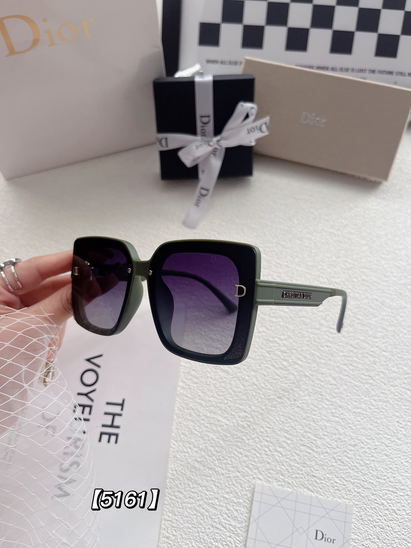 D logo New sunglasses