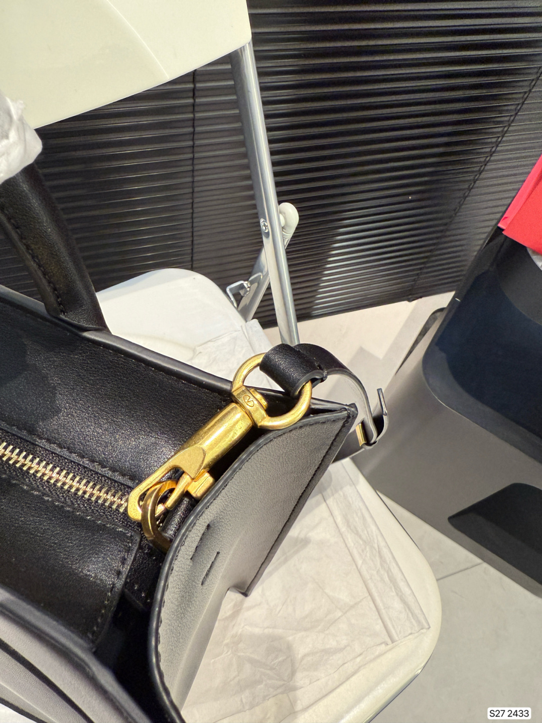 V design classic tote bag