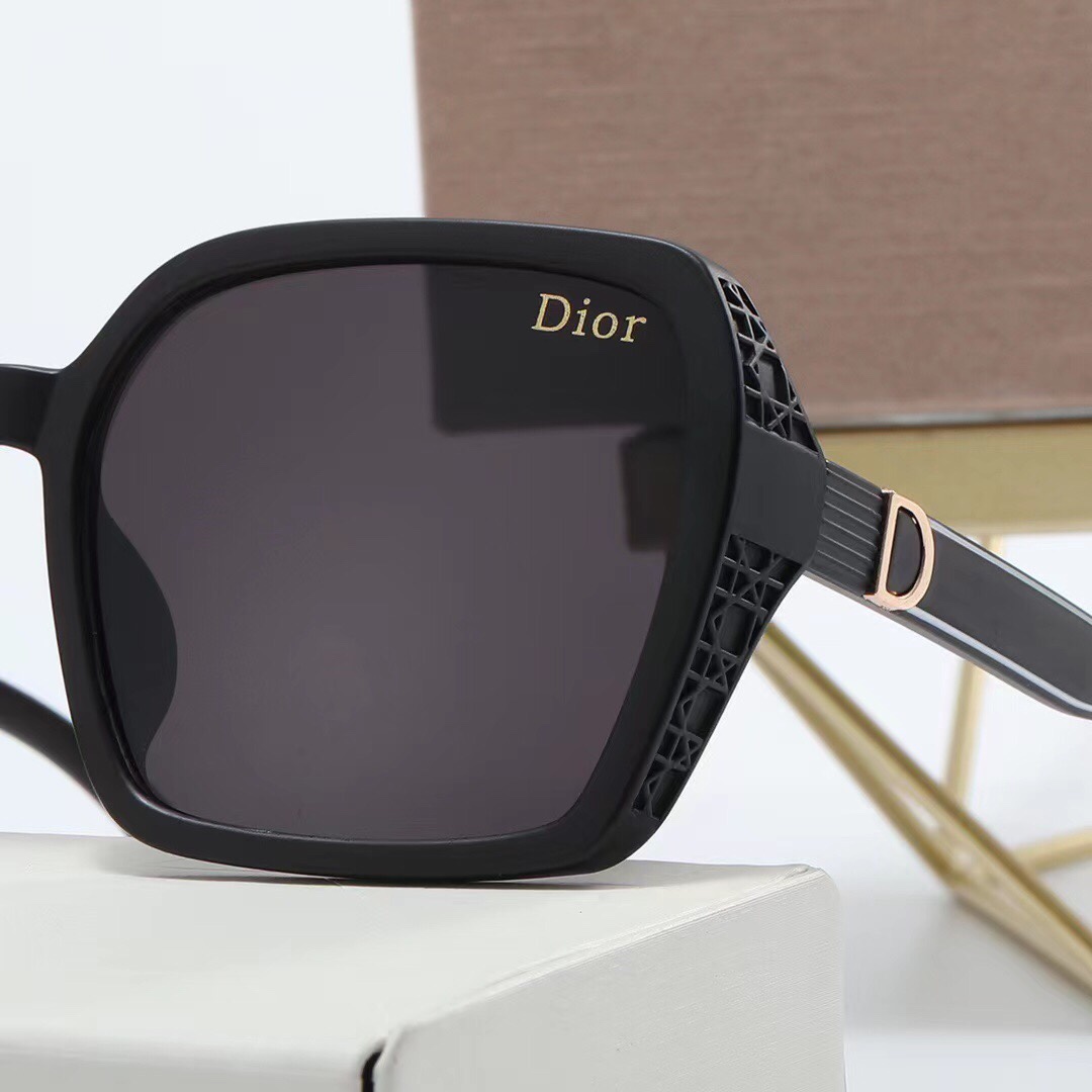 D logo fashion glasses