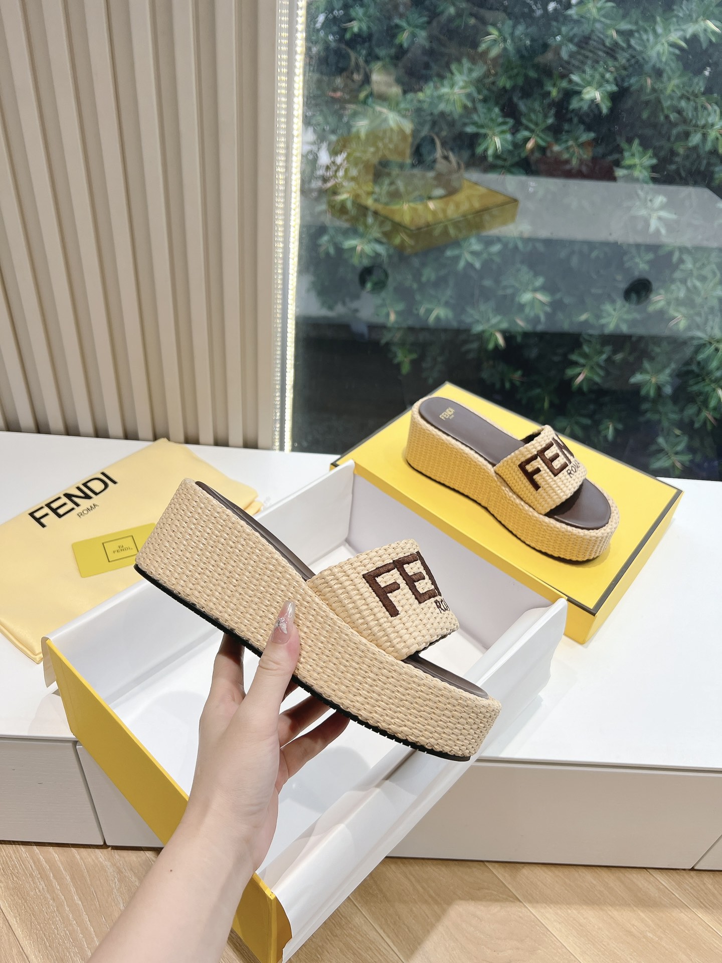 F design 's new season woven slippers