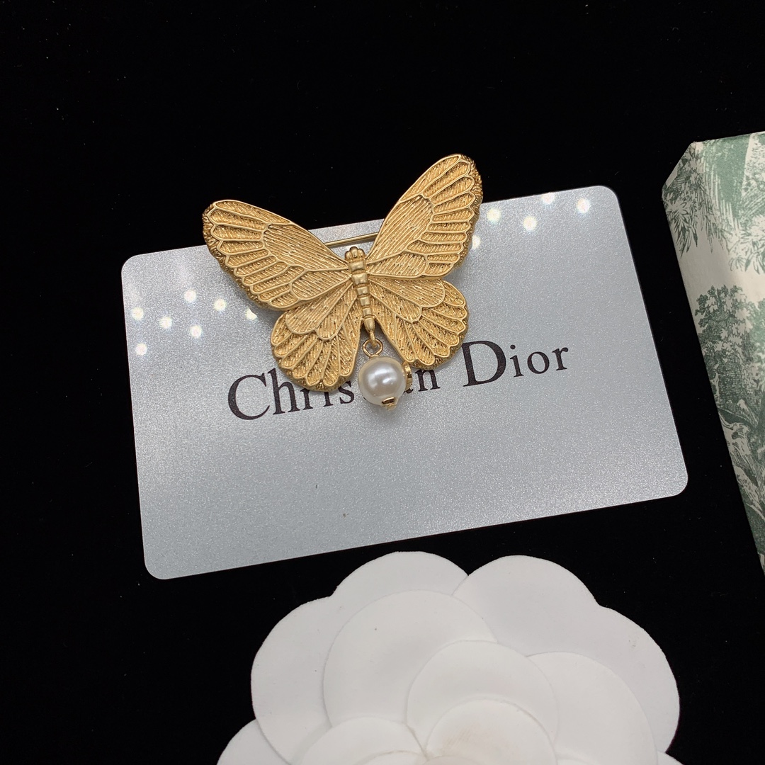 D designbow pearl brooch