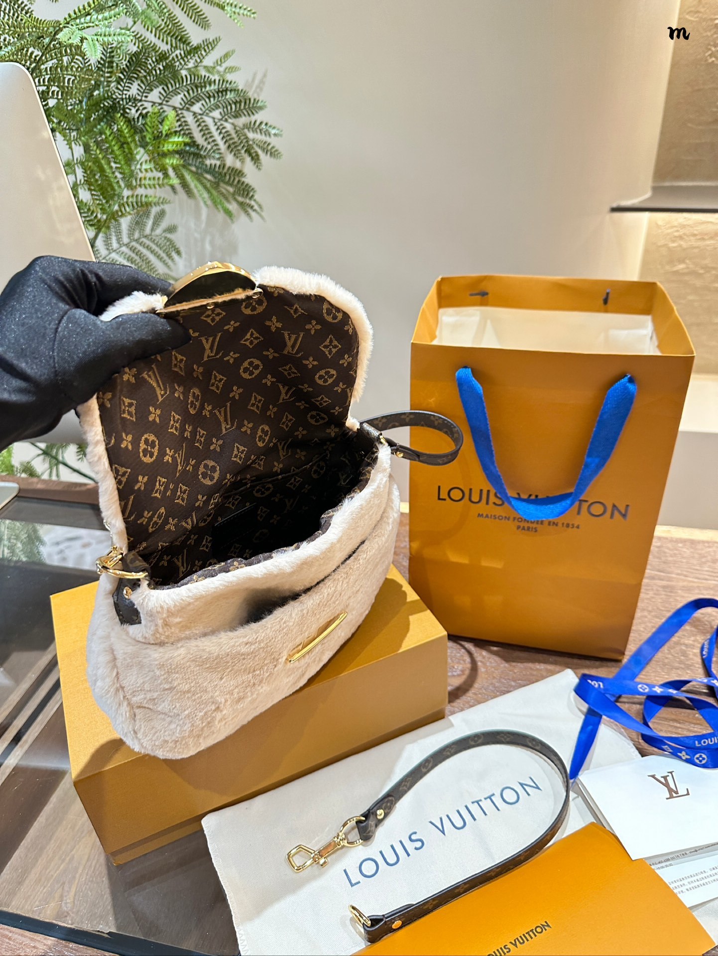 L design new ski series furry handbag