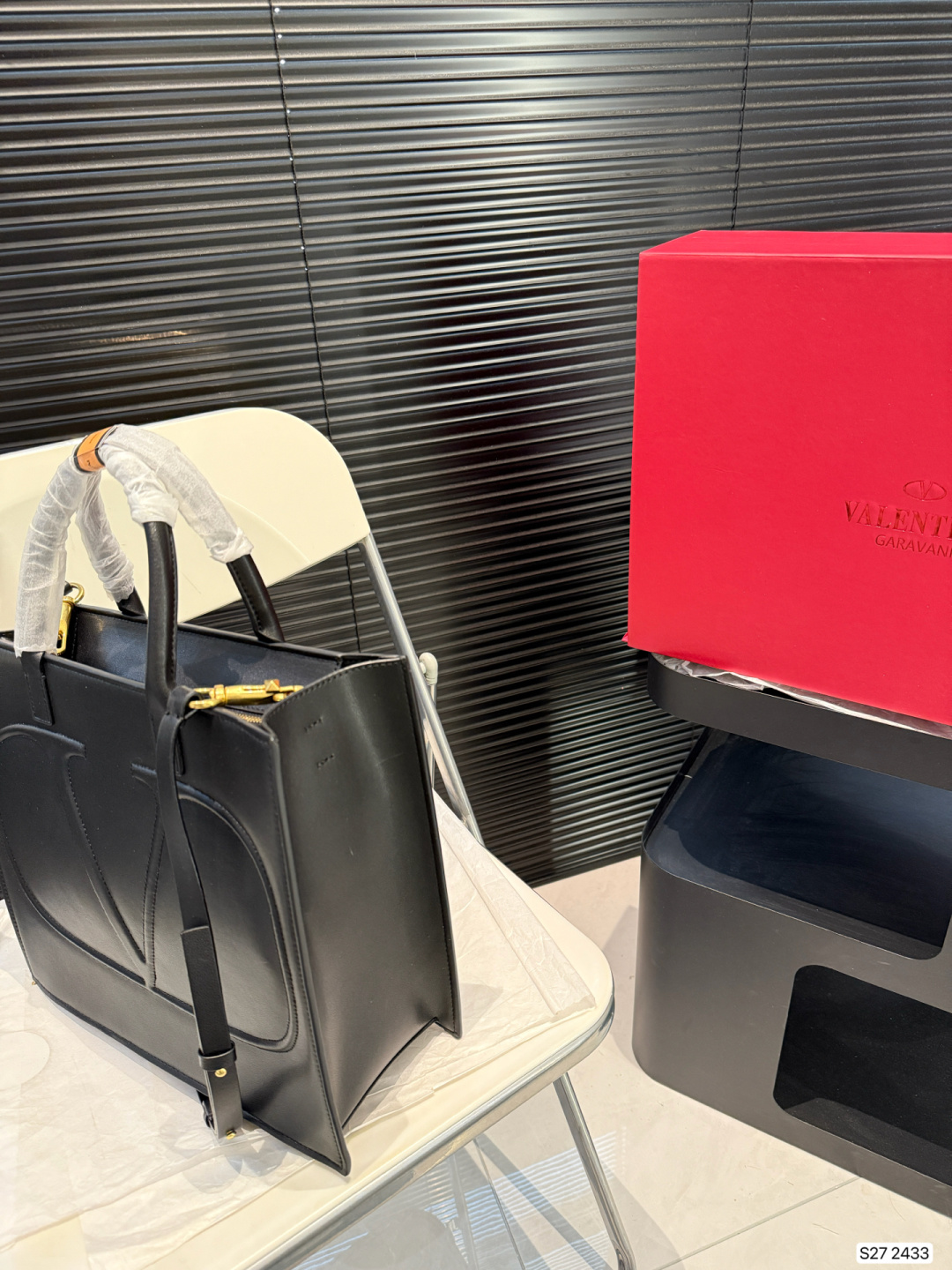 V design classic tote bag