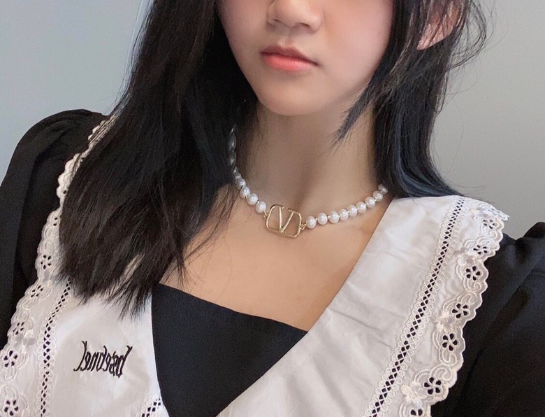 V styleMetal Logo Necklace with White Pearls