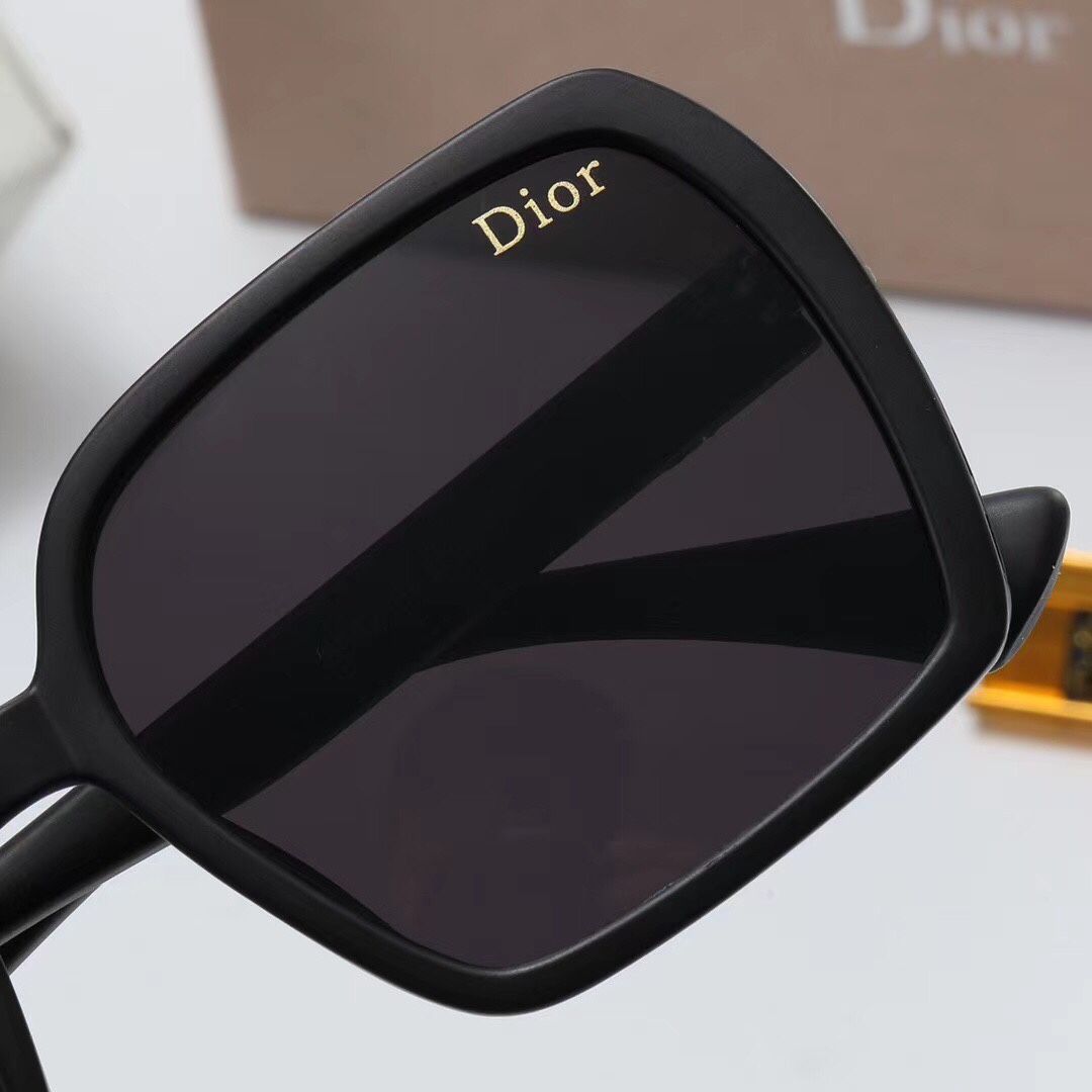 D logo fashion glasses