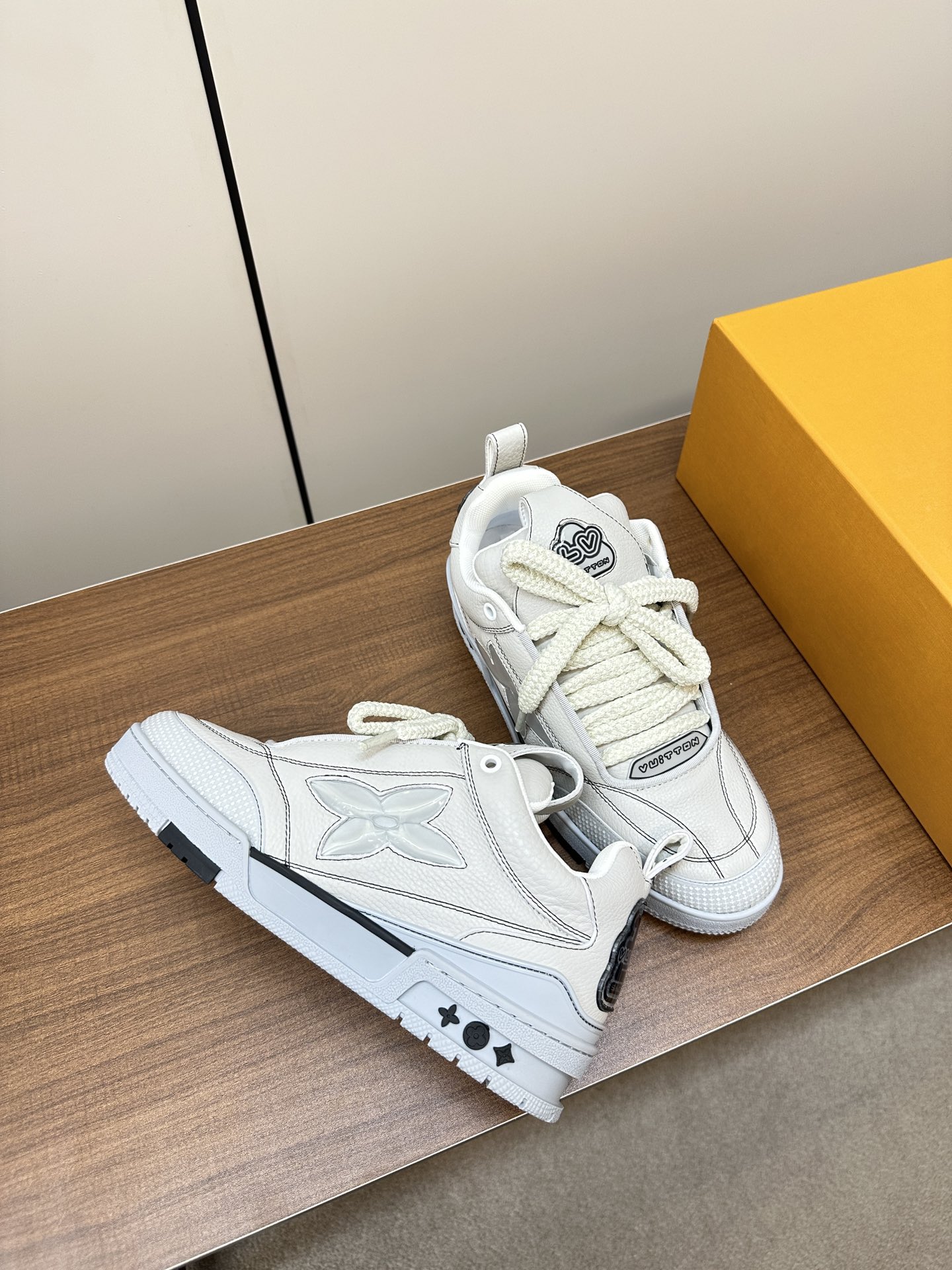 L designfour leaf clover sneakers