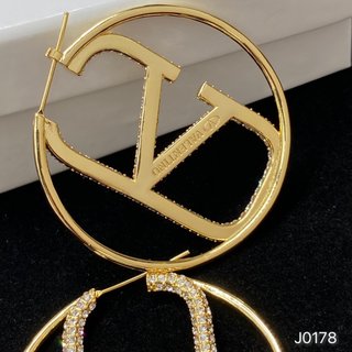 V styleClassic Design Earrings