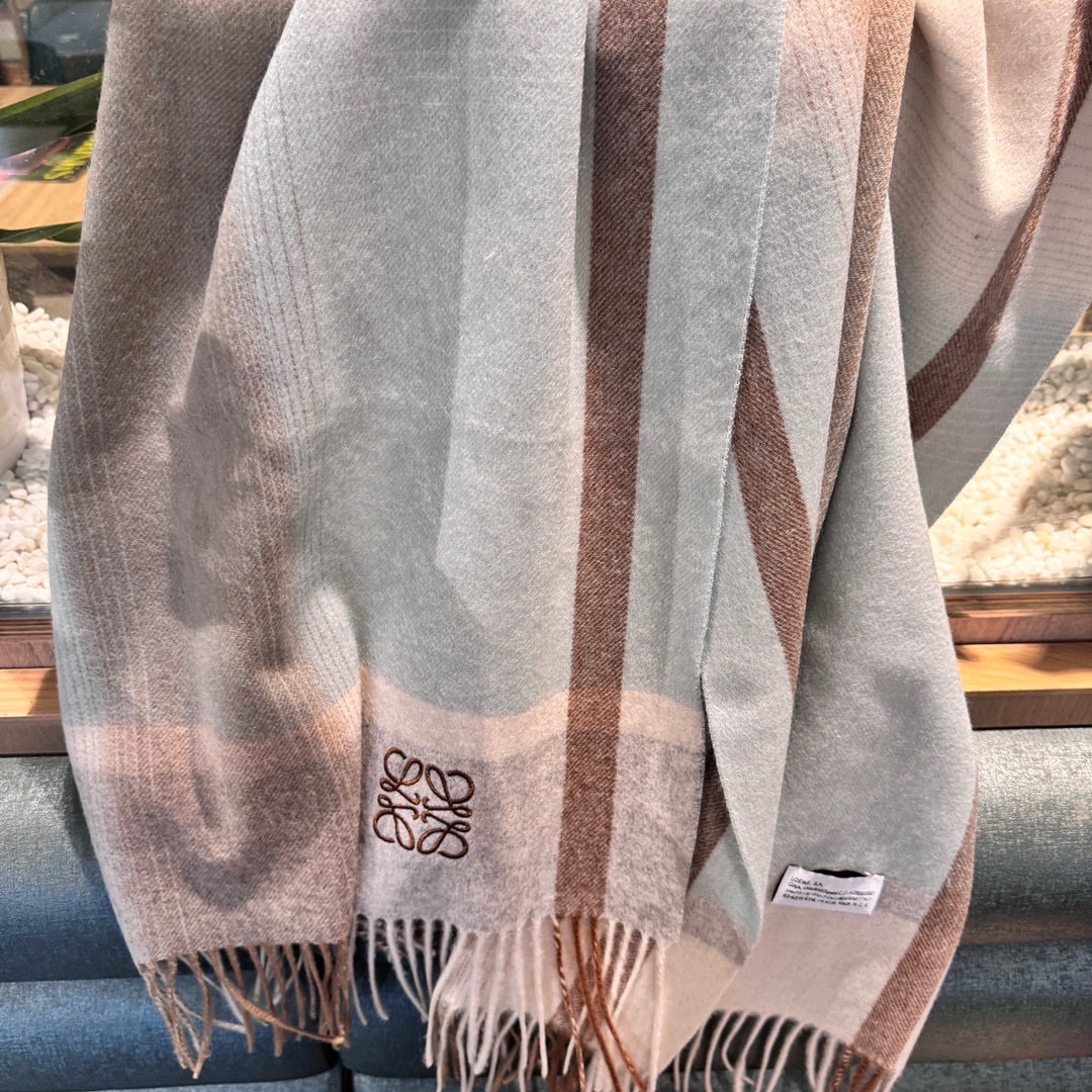 L Design 2024 Paris Fashion Show Double Face Cashmere Shawl