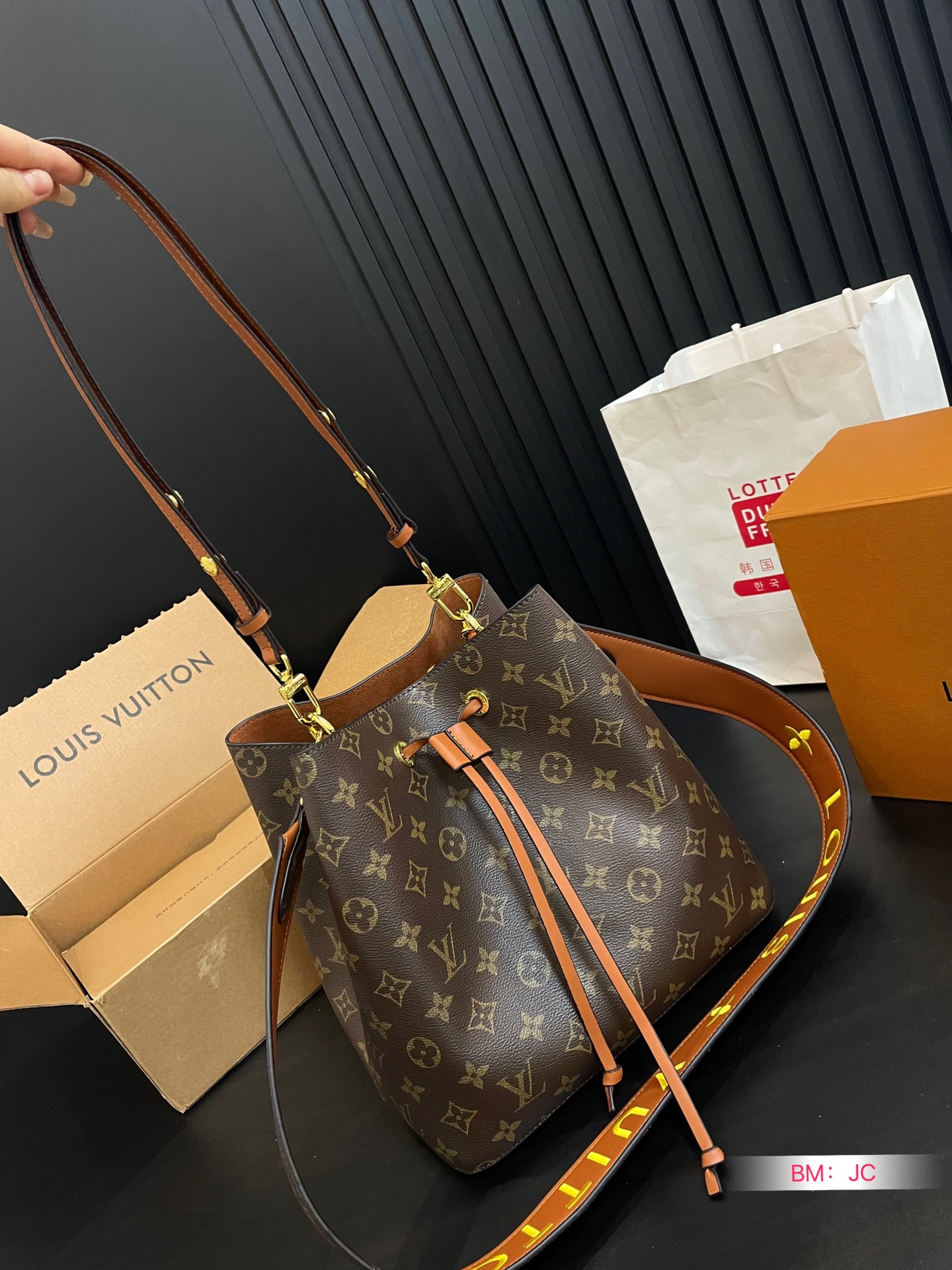 L design  NEONOE bucket leather bag