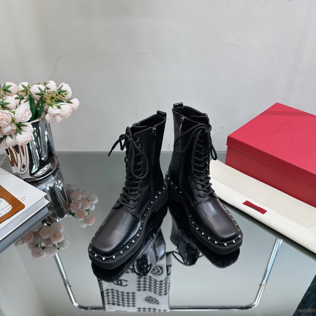 V stylestudded fall and winter must-have new lace-up Martin boots