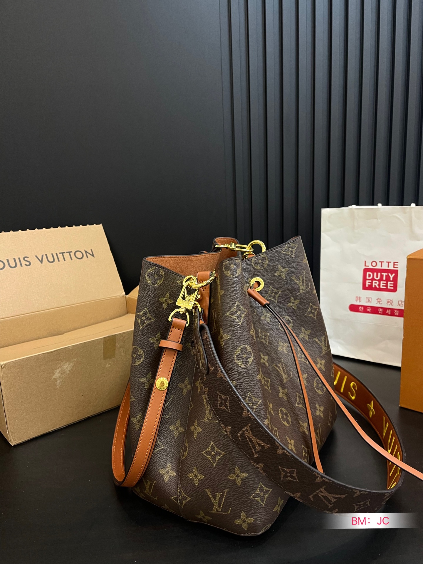 L design  NEONOE bucket leather bag