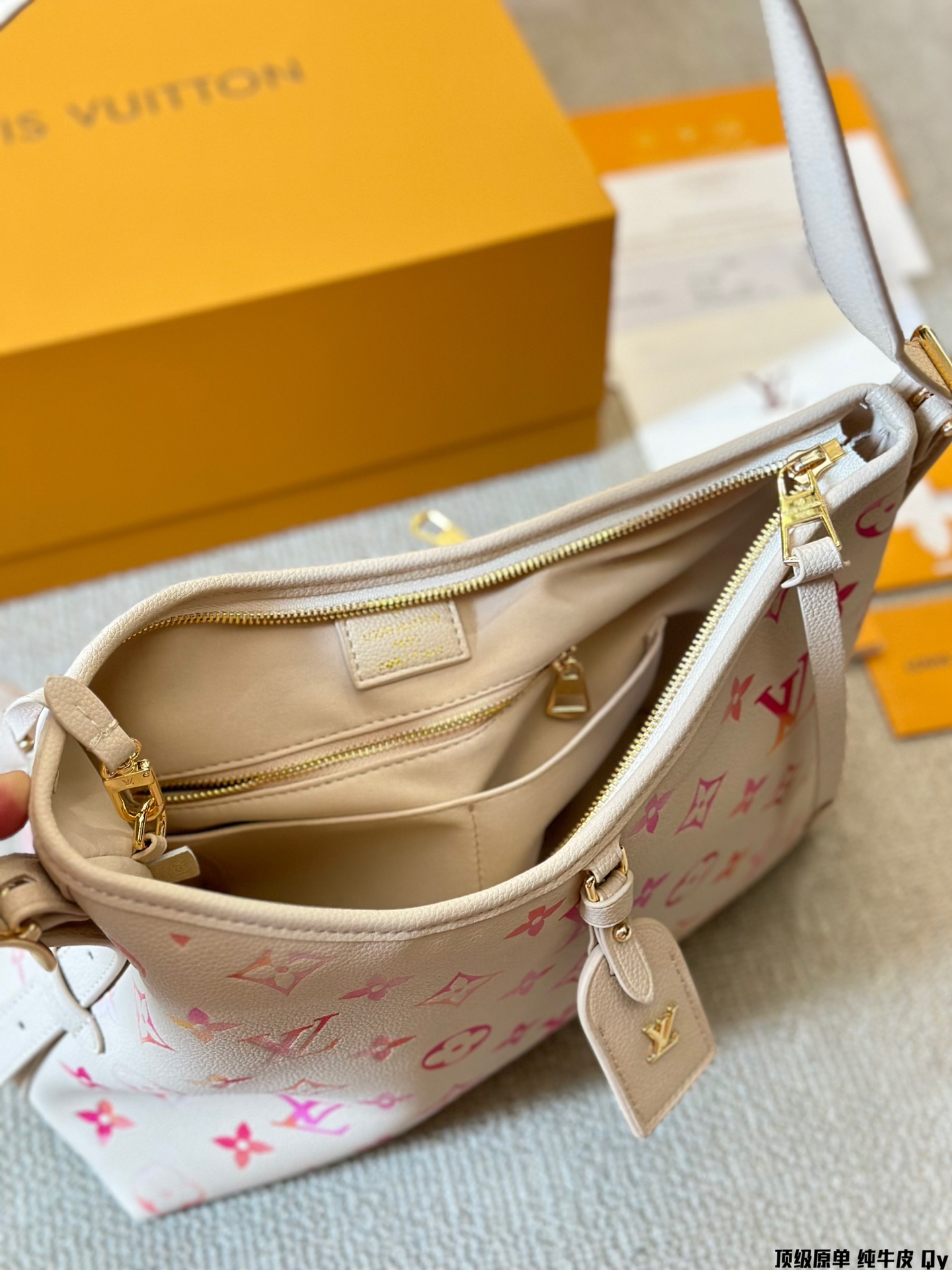 L design Classic Carryall handbag Cowhide made of