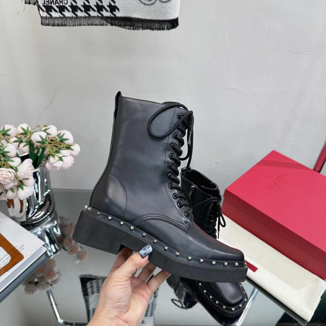 V stylestudded fall and winter must-have new lace-up Martin boots