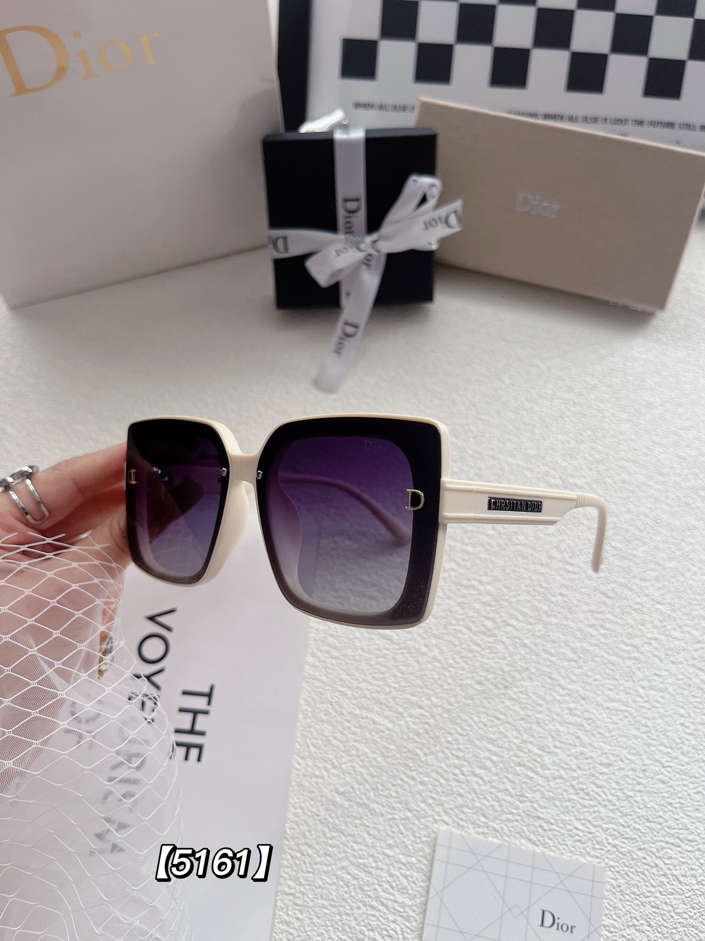 D logo New sunglasses