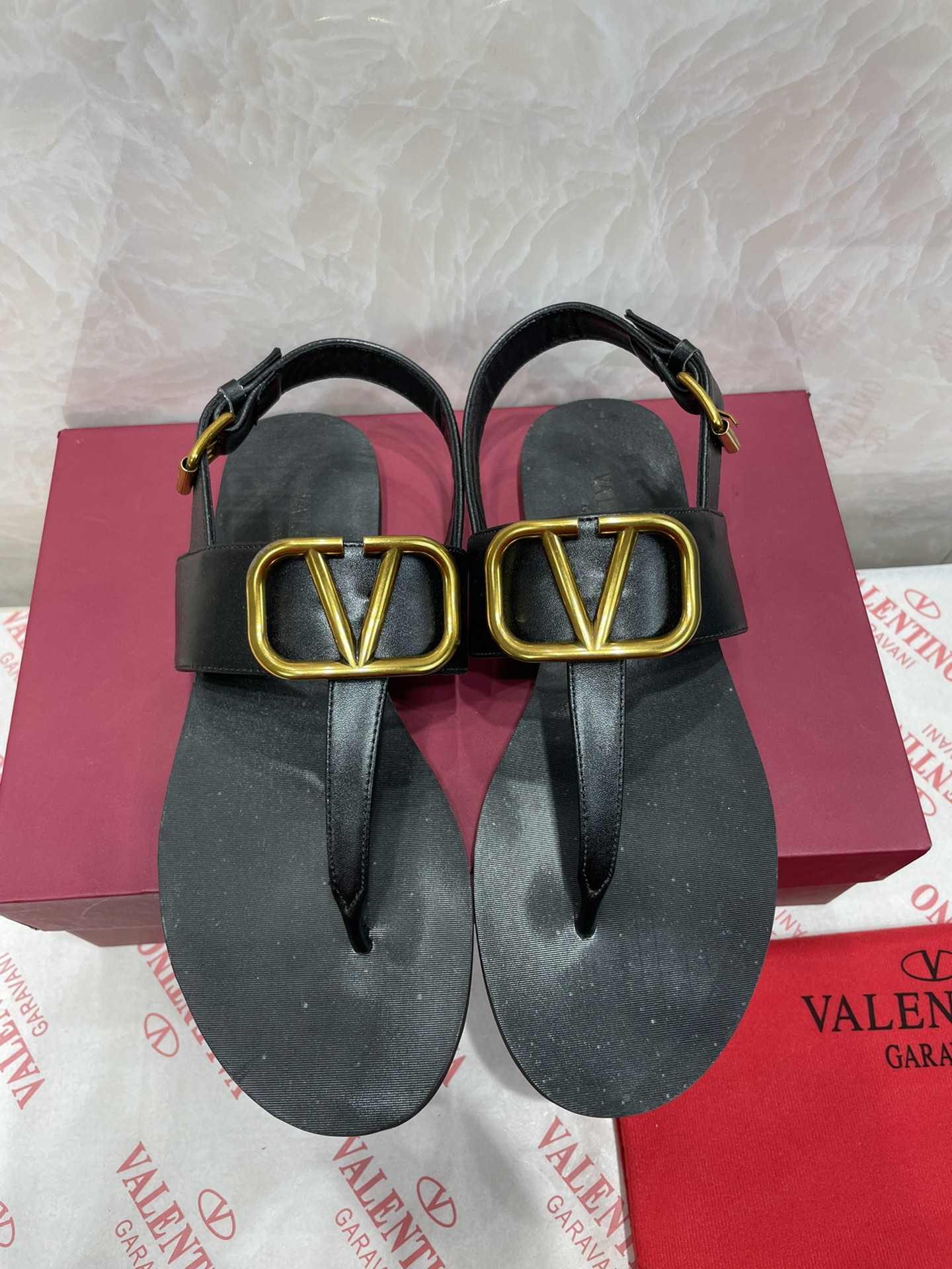 V styleclip-on sandals with straps