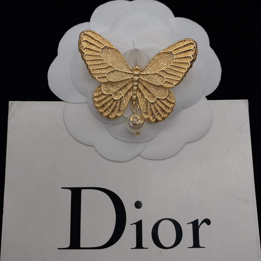 D designbow pearl brooch