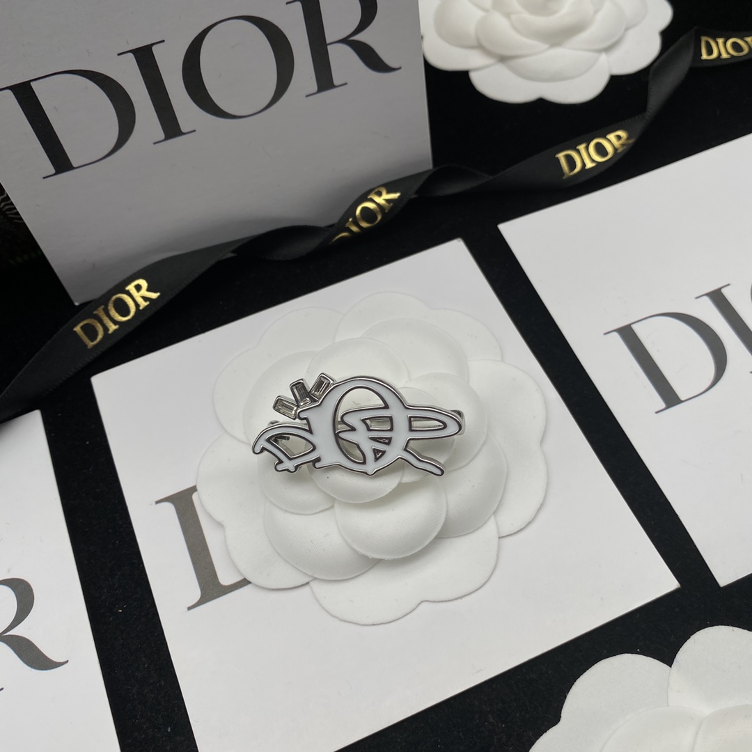 D designletter brooch