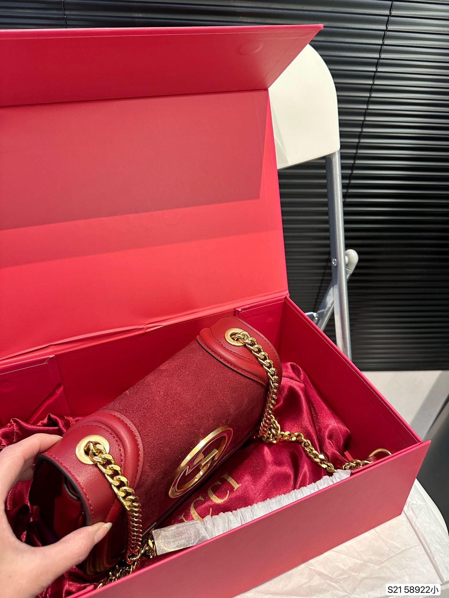 G designs new catwalk model Blondie handbag