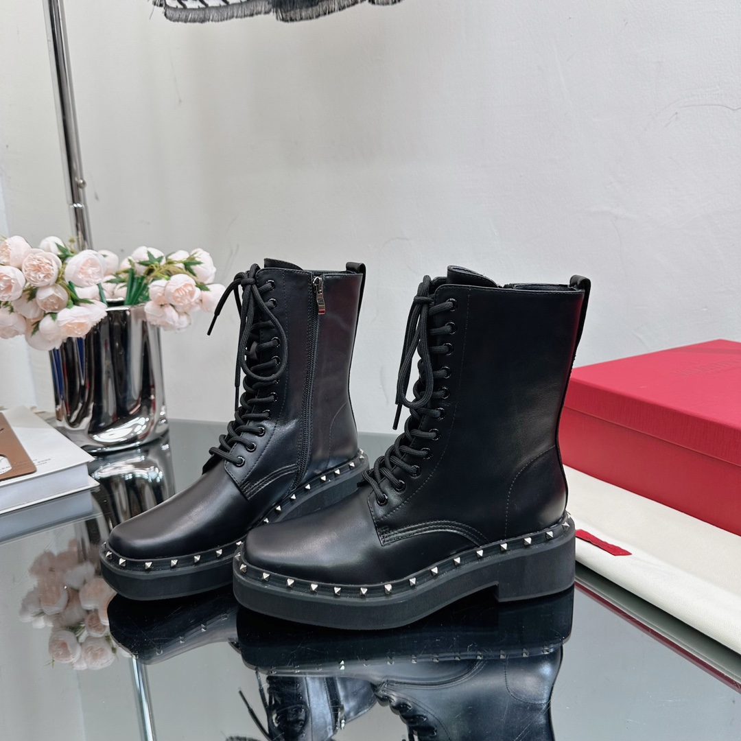 V stylestudded fall and winter must-have new lace-up Martin boots