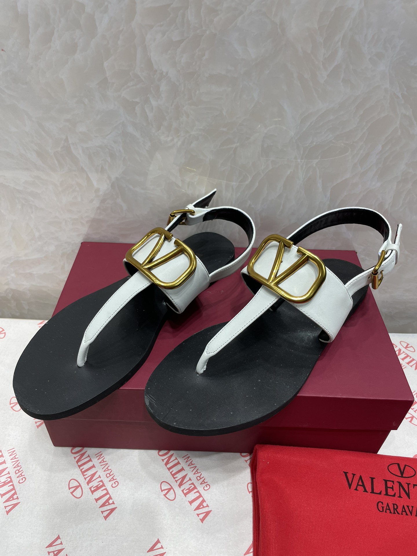 V styleclip-on sandals with straps