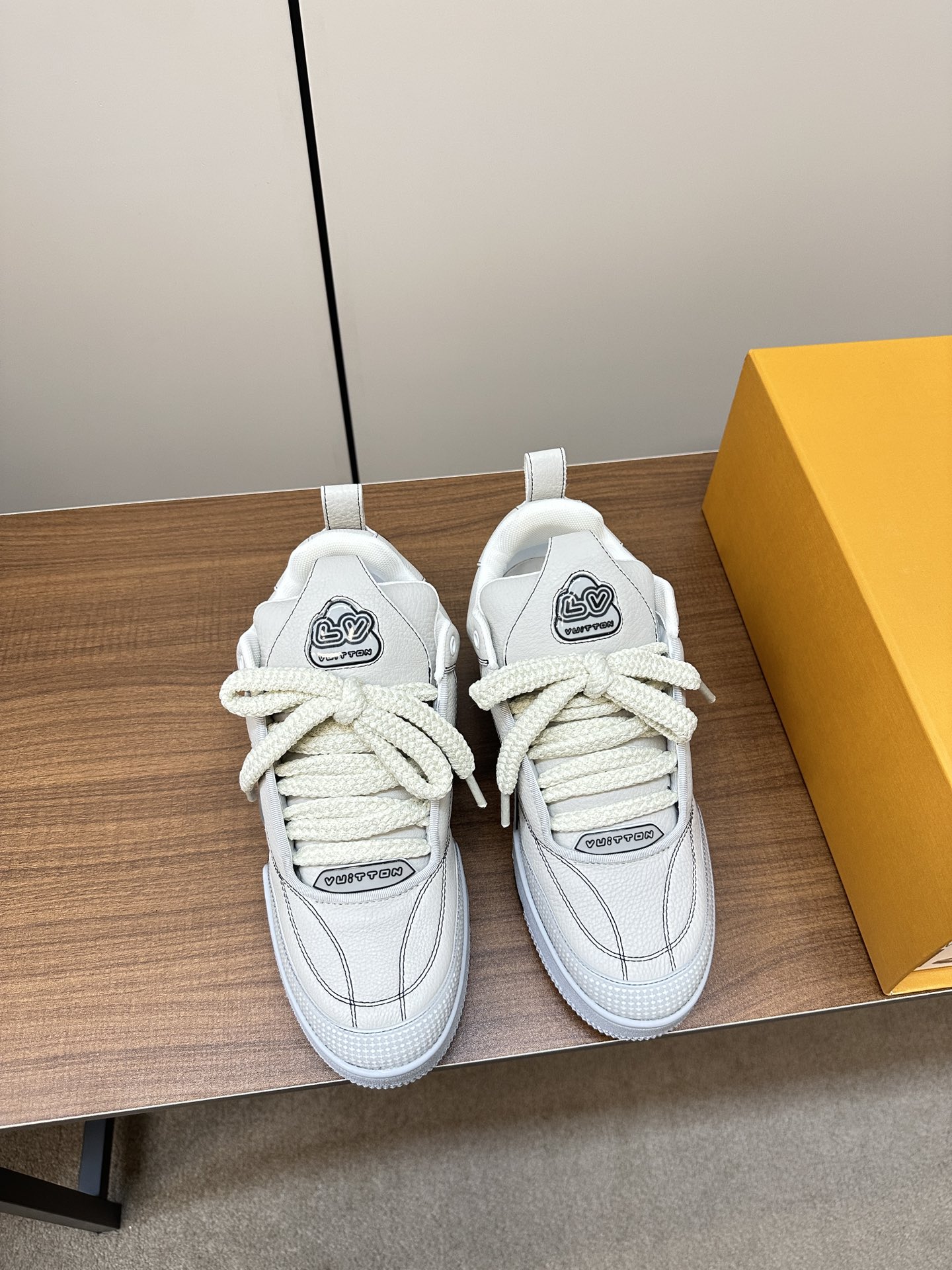 L designfour leaf clover sneakers