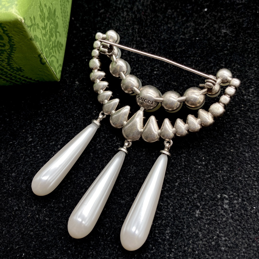 G design diamond brooch