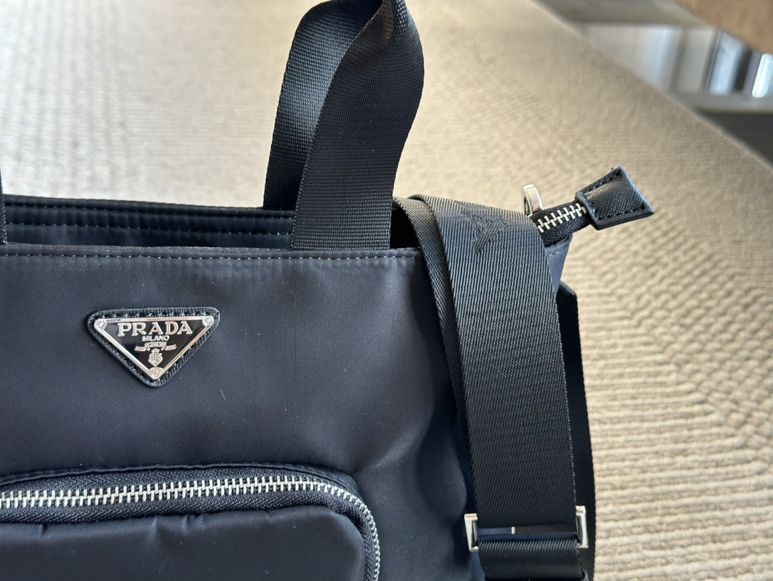 P design classic shopping bag