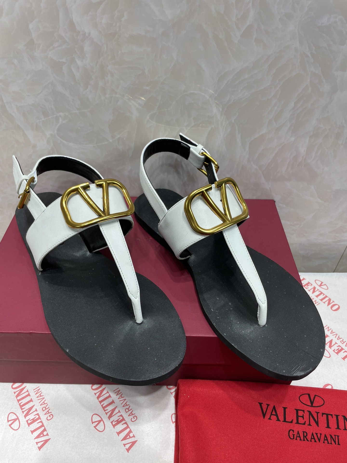 V styleclip-on sandals with straps