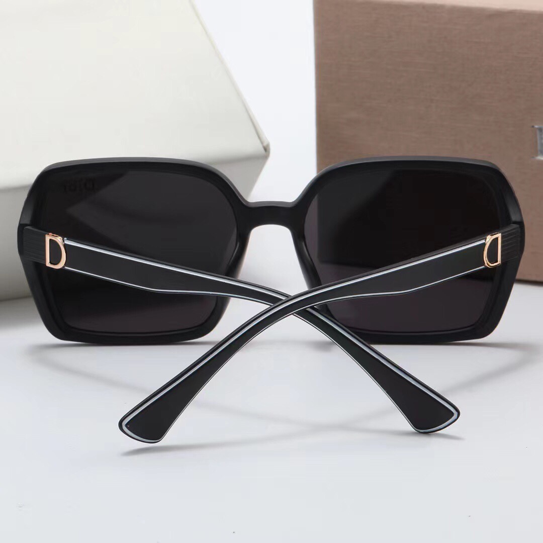 D logo fashion glasses