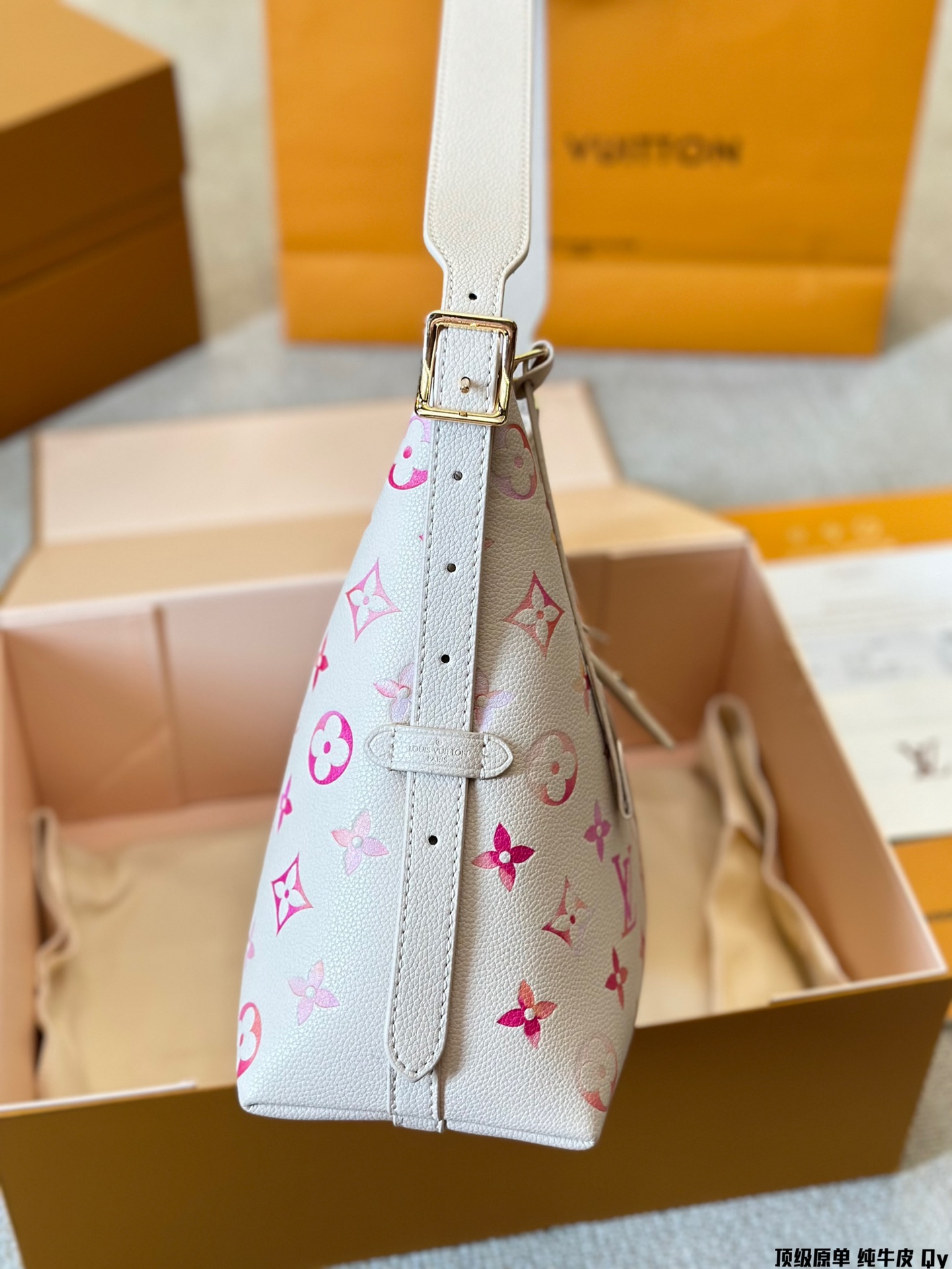 L design Classic Carryall handbag Cowhide made of