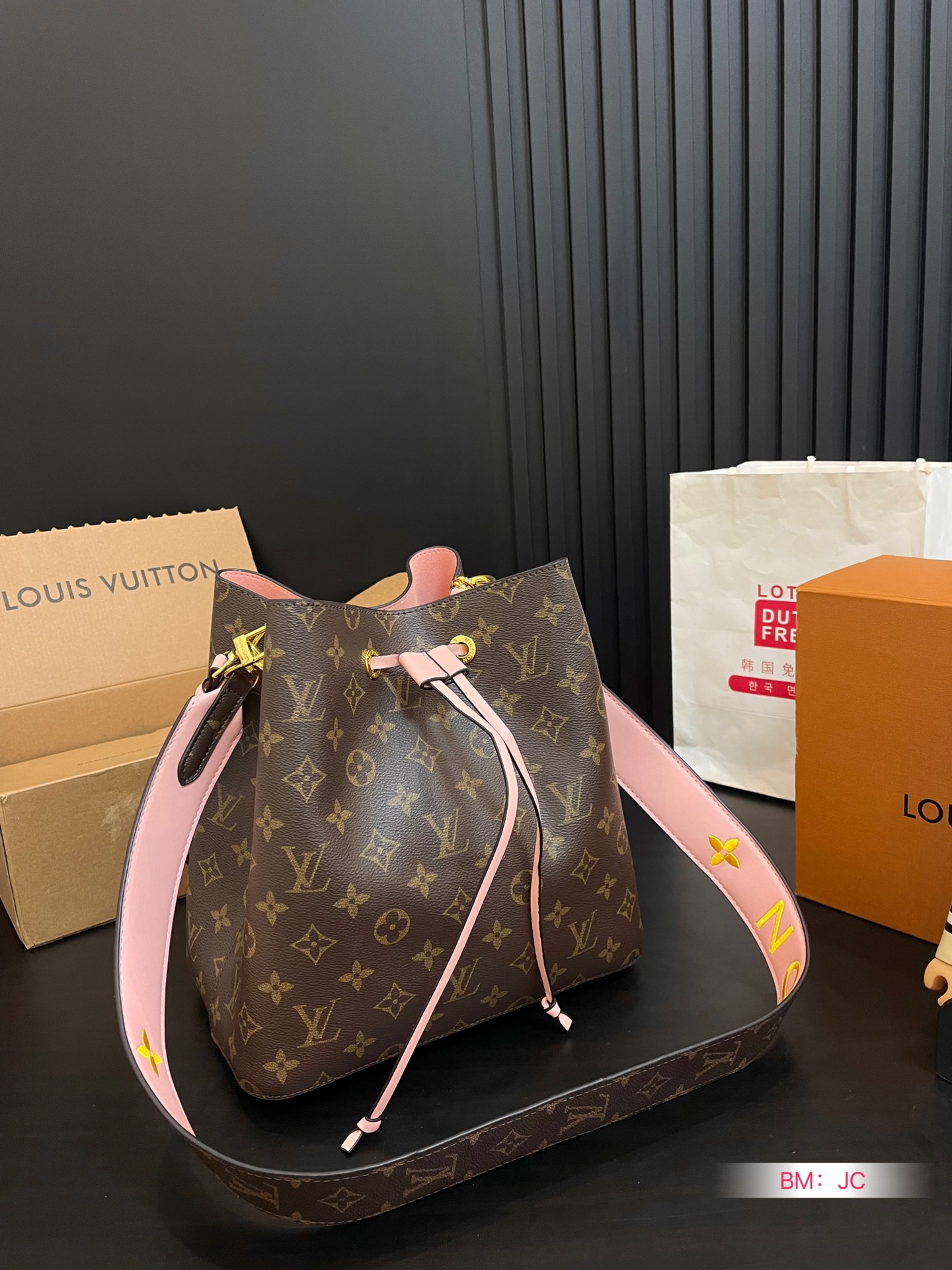 L design  NEONOE bucket leather bag