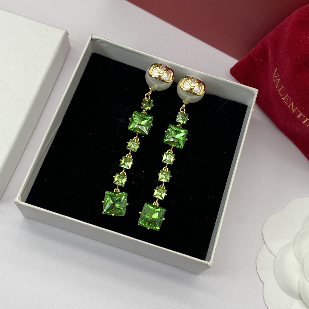 V stylediamond earrings