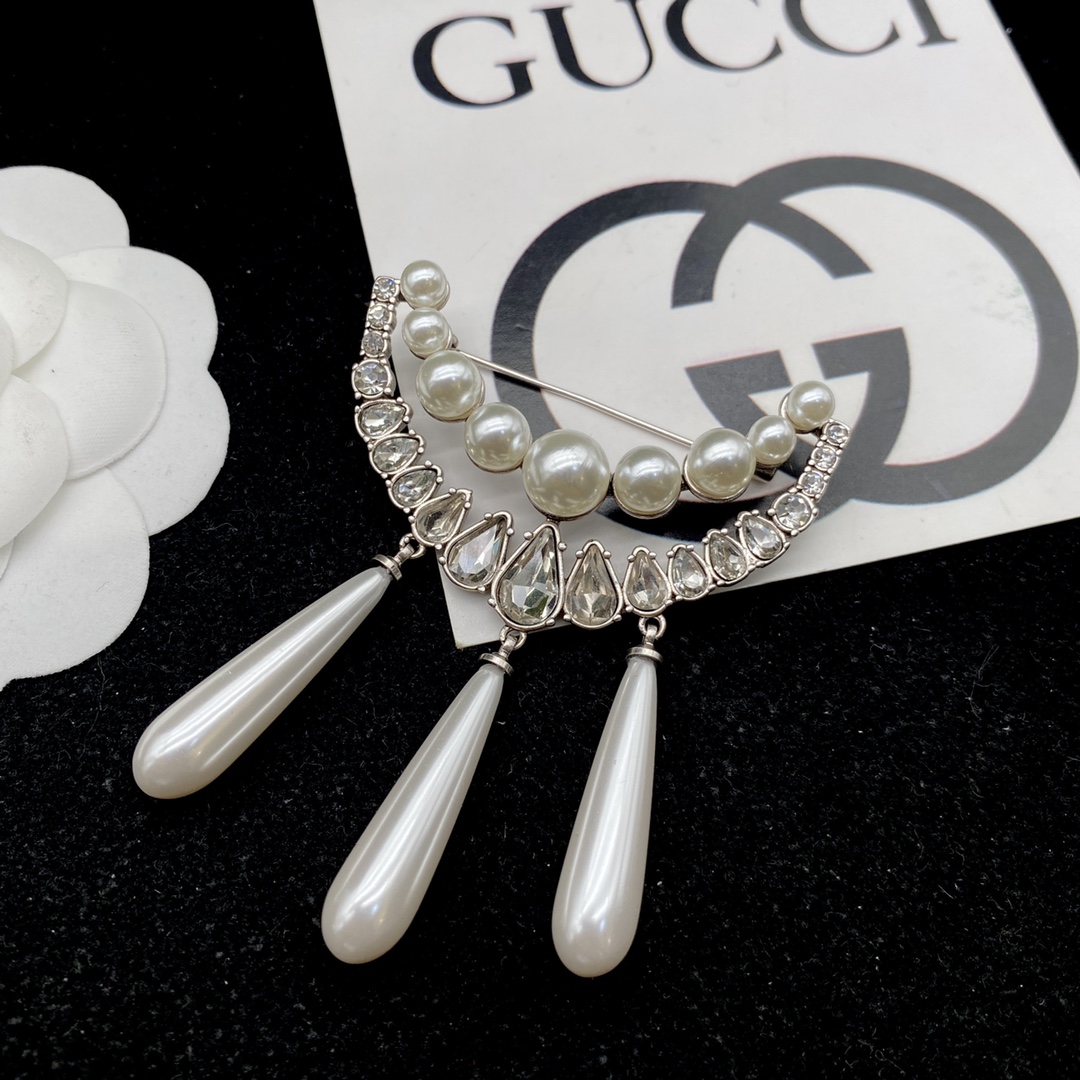 G design diamond brooch
