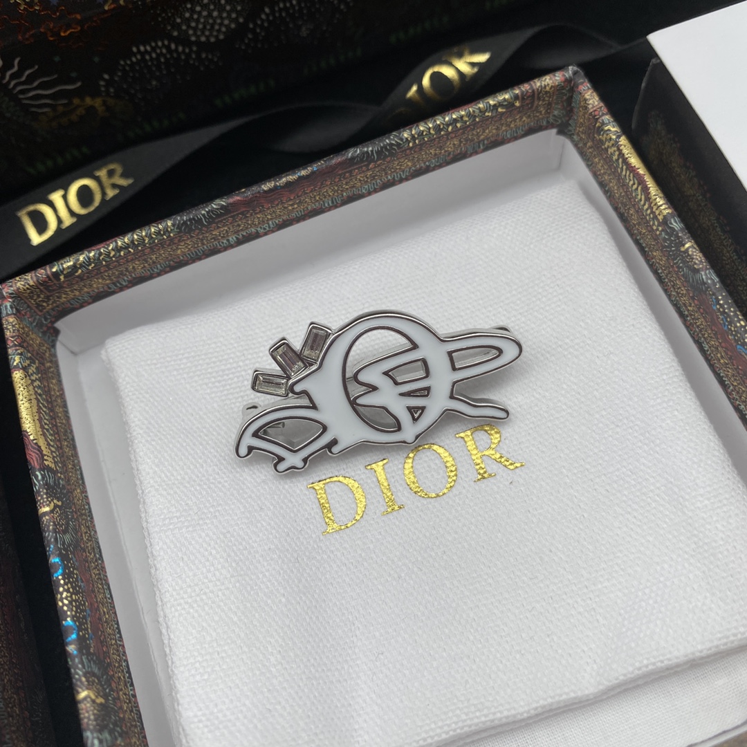 D designletter brooch