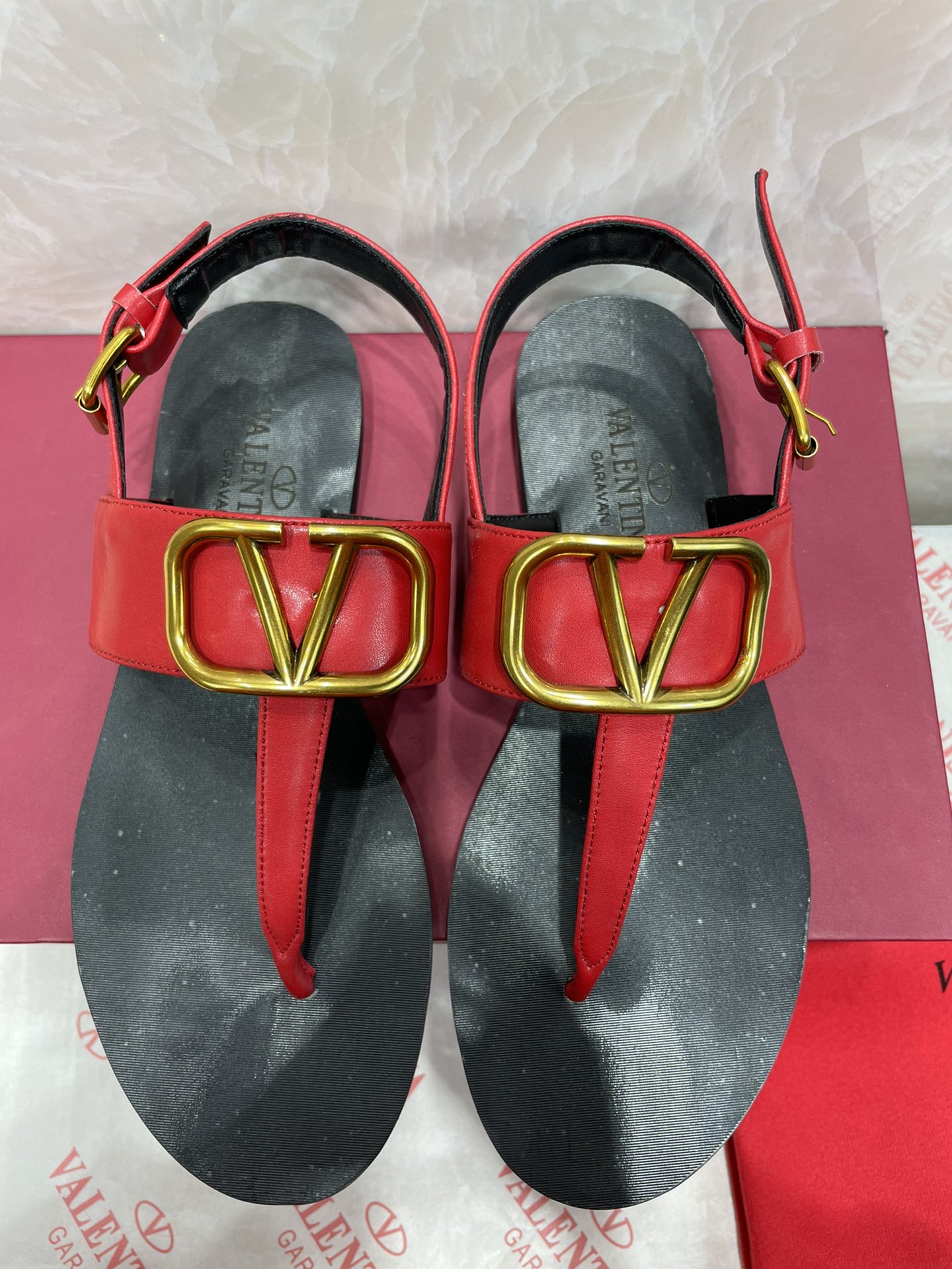 V styleclip-on sandals with straps