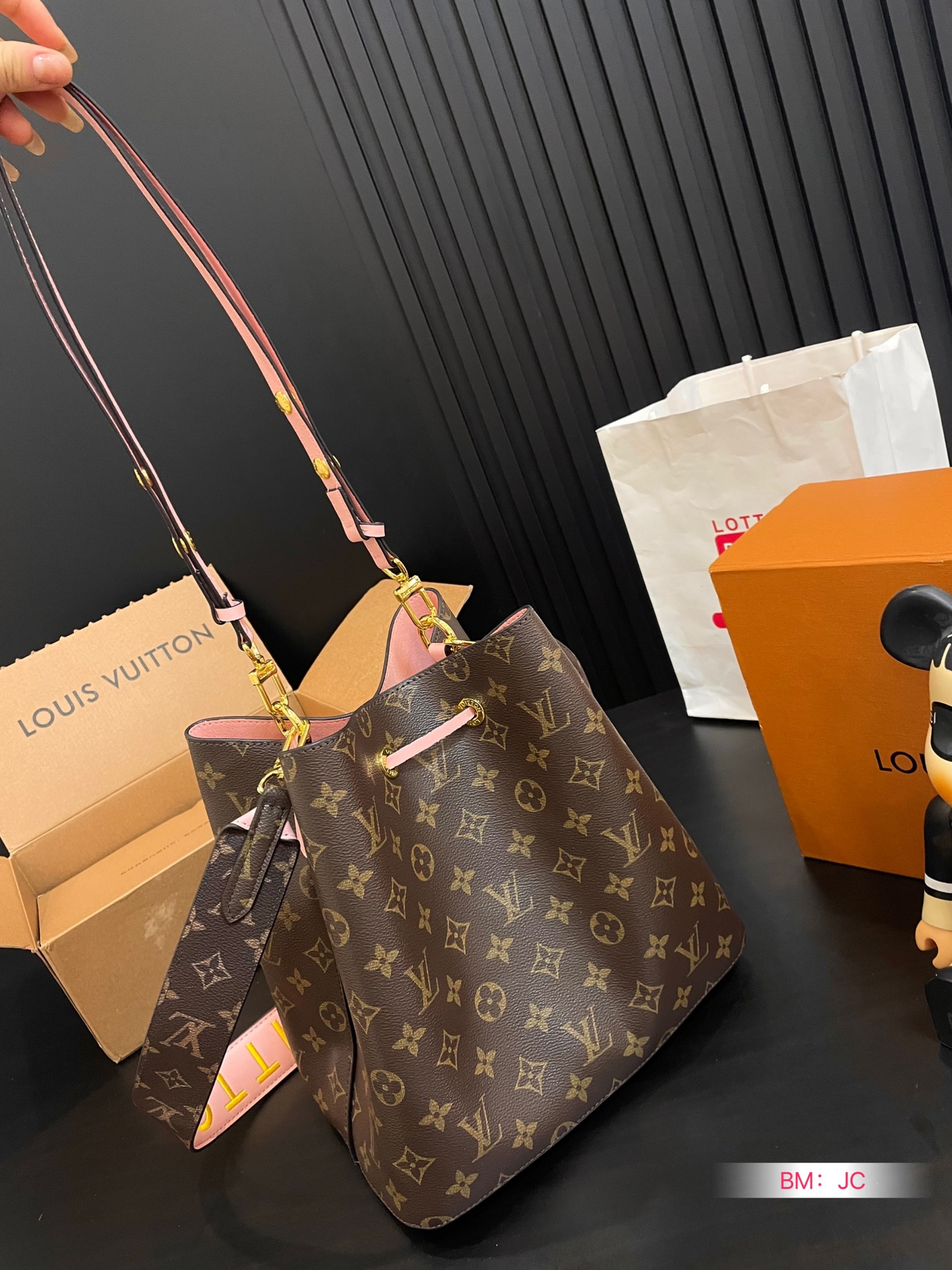 L design  NEONOE bucket leather bag