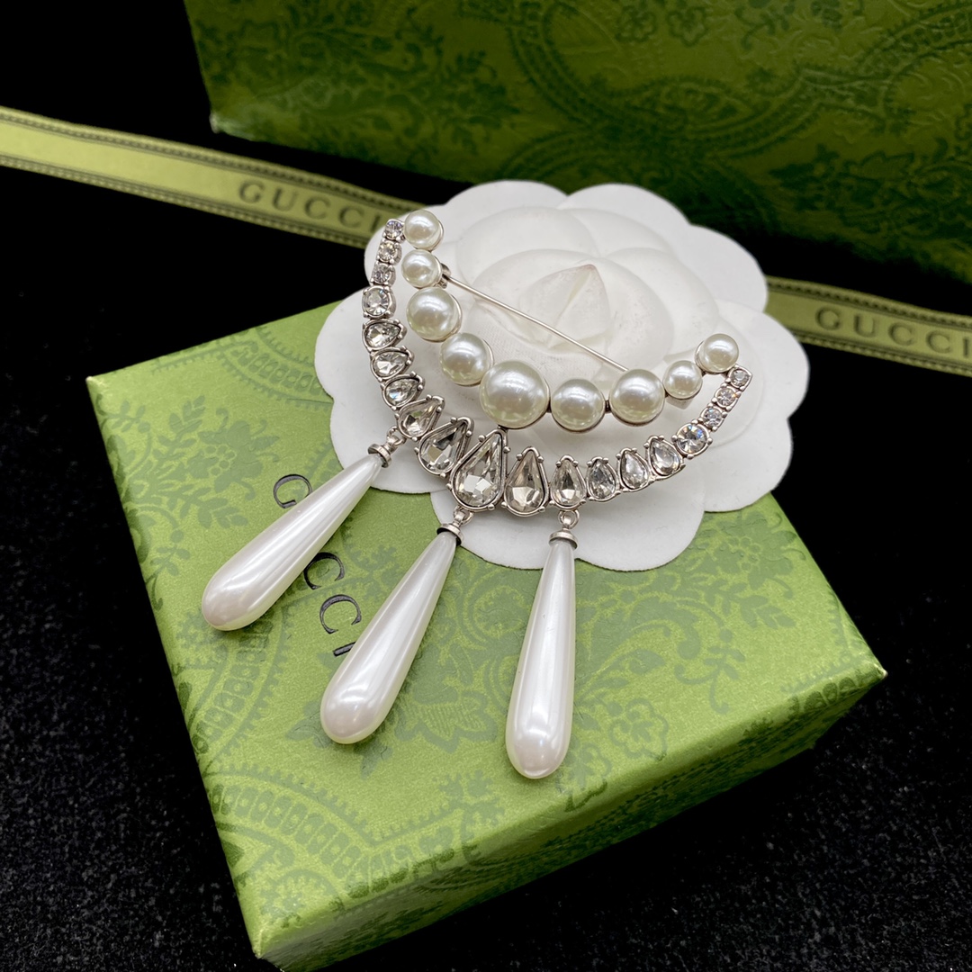 G design diamond brooch