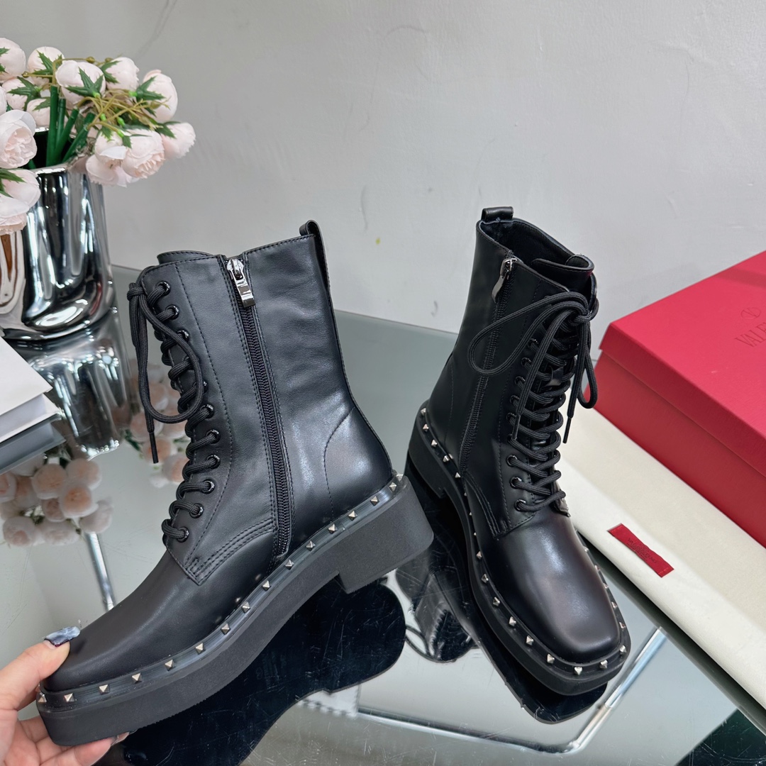 V stylestudded fall and winter must-have new lace-up Martin boots