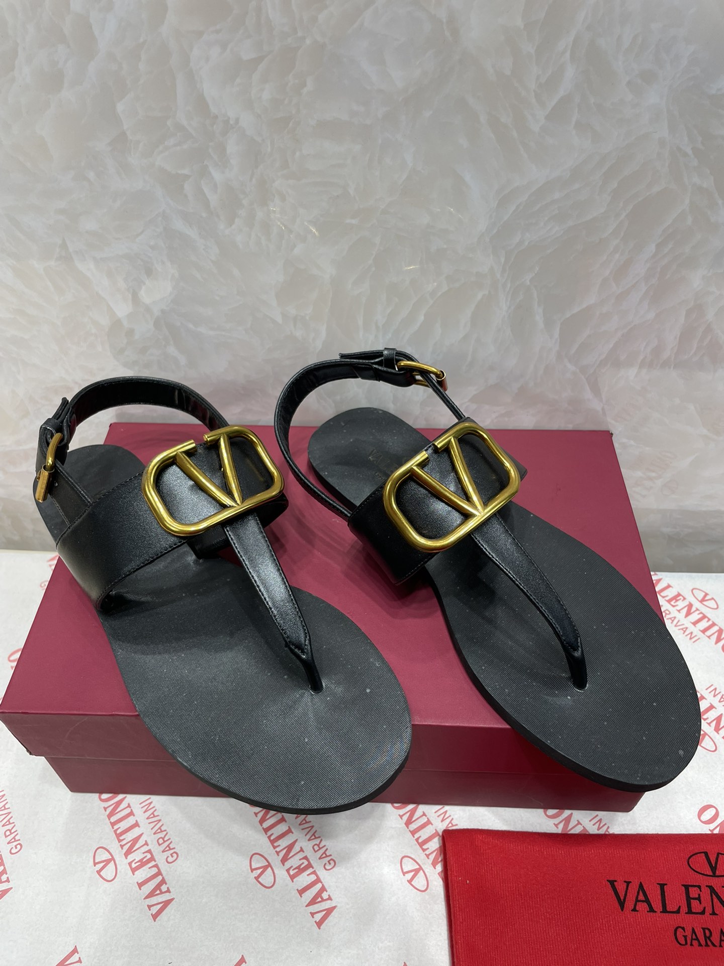 V styleclip-on sandals with straps