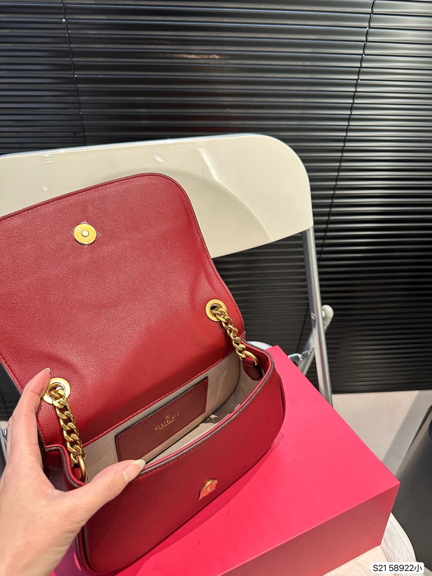 G designs new catwalk model Blondie handbag