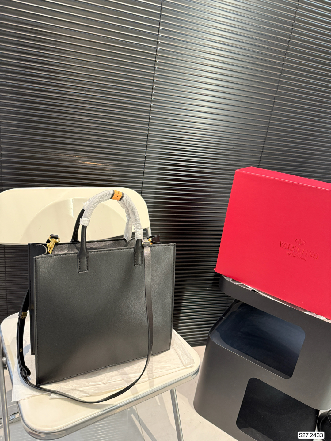 V design classic tote bag