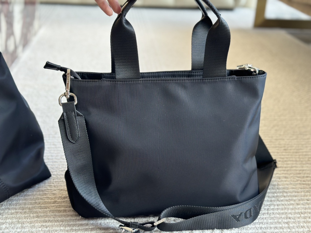 P design classic shopping bag