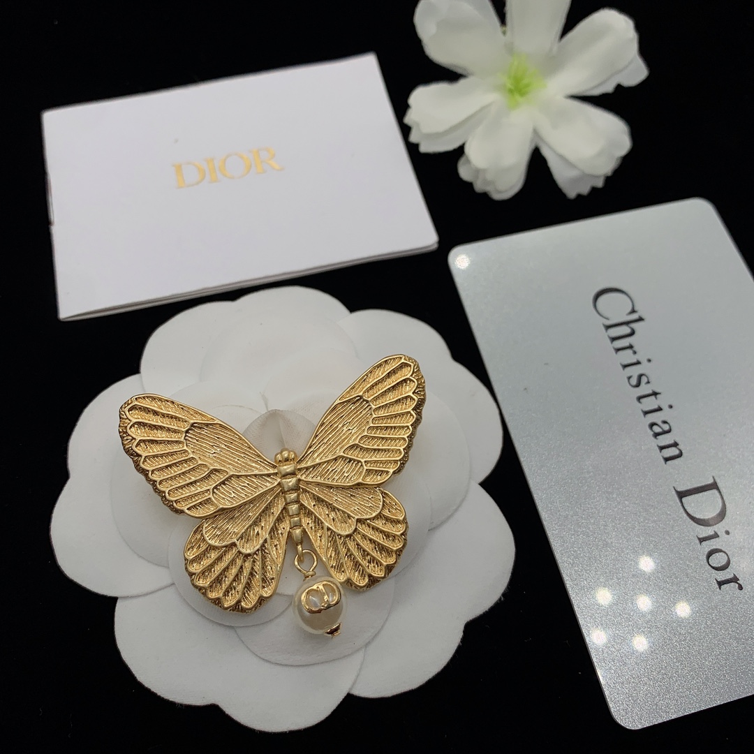 D designbow pearl brooch