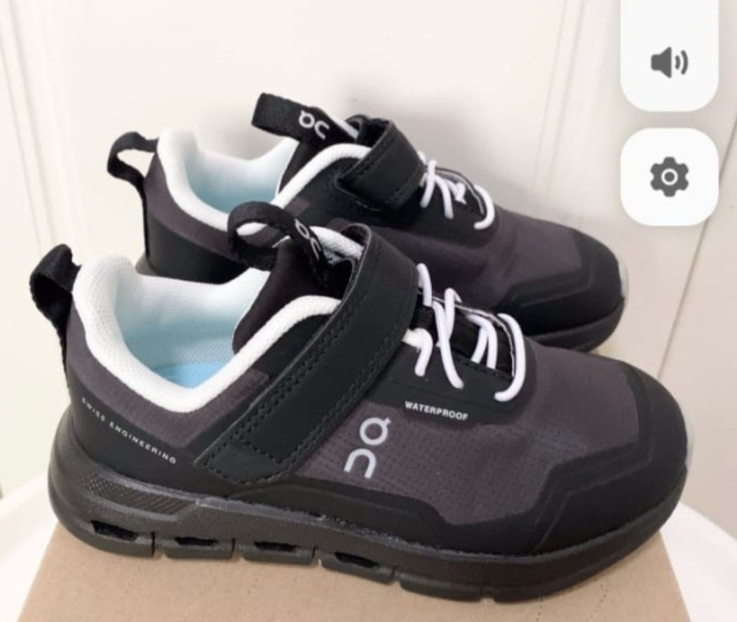 On Cloud Sneakers Children size 34 Velcro Lace-up Sneakers