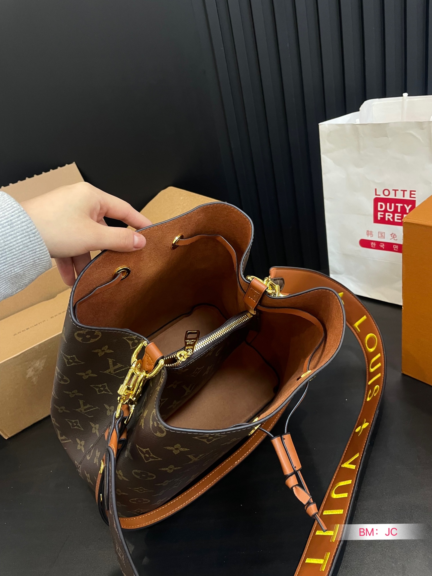 L design  NEONOE bucket leather bag