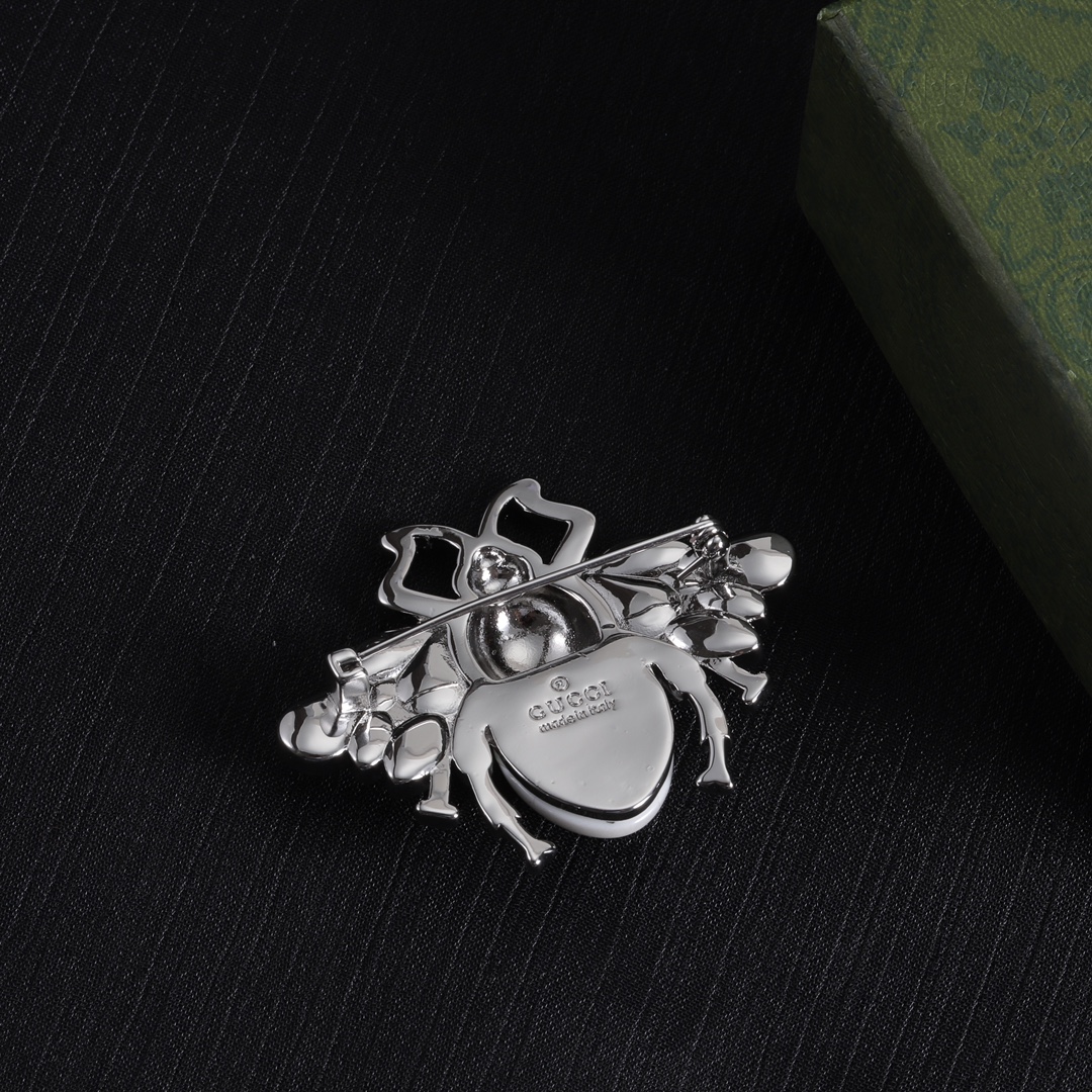 G design diamond brooch